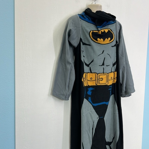 DC Comics - NWT Colorful Batman Wearable Blanket With Long Sleeves Onesize - Picture 4 of 12